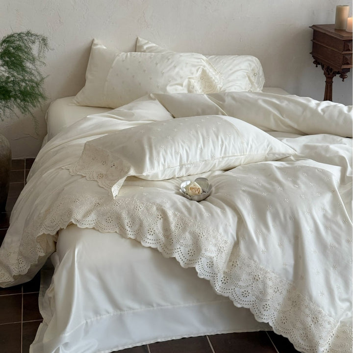 Bedding set with embroidered hole lace made of cotton satin