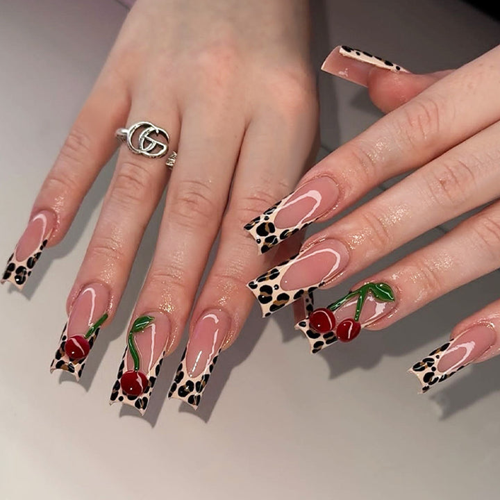 Artificial nail set with exclusive leopard design and creative accents Stornfield