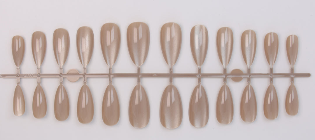 Artificial nail set with shimmering designs Stornfield