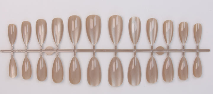 Artificial nail set with shimmering designs Stornfield