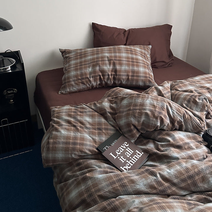 Checked bedding set made of linen-cotton mix with fitted sheet and pillowcases