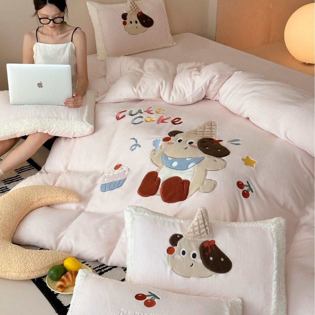 Children's bedding set with appliquéd animal and cupcake motifs, quilted blanket & decorative pillow