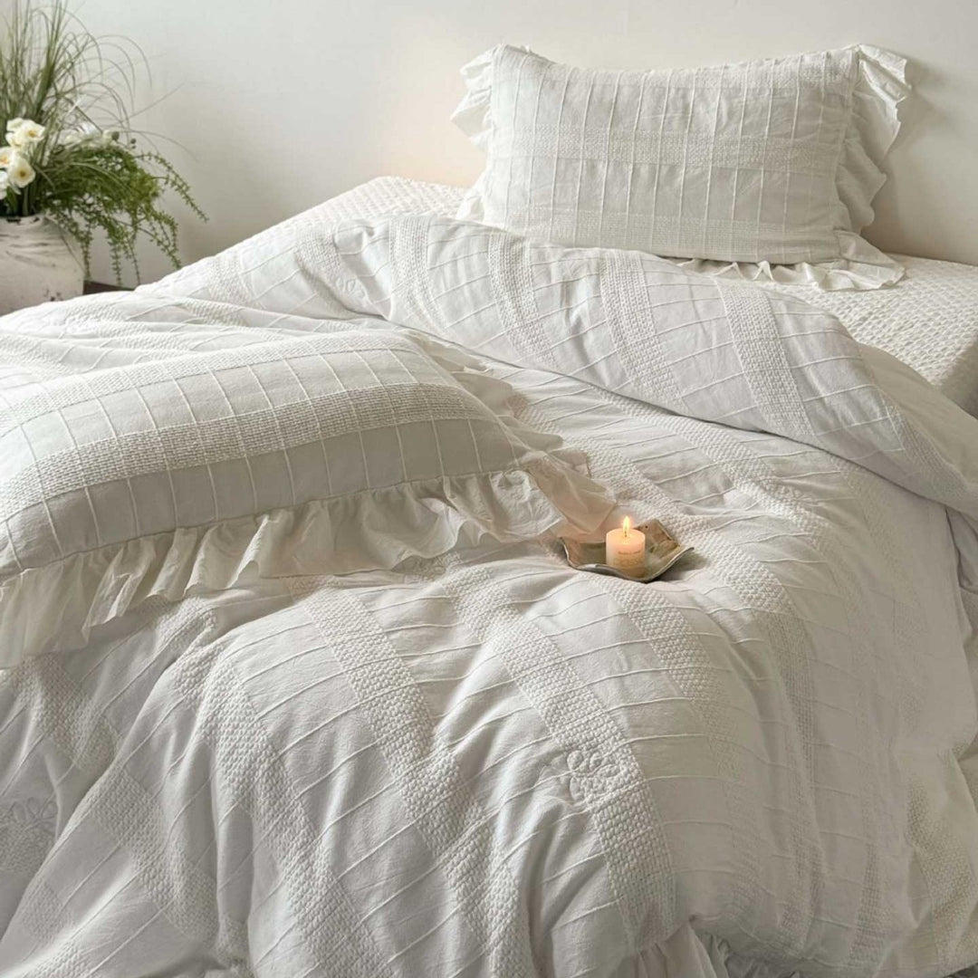 Bedding set made of cotton with flounce and matelassé texture
