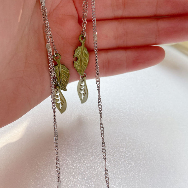 Fashionable glasses holder chain with leaf motifs Stornfield