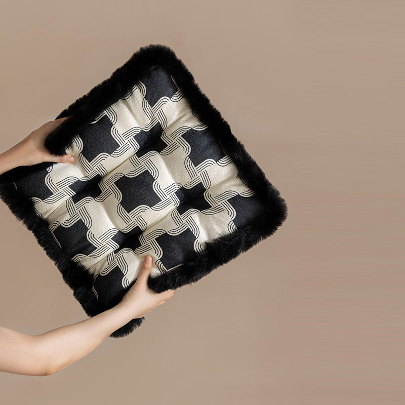 Padded seat cushion with fastening straps, quilted tufting surface and faux fur trim Stornfield