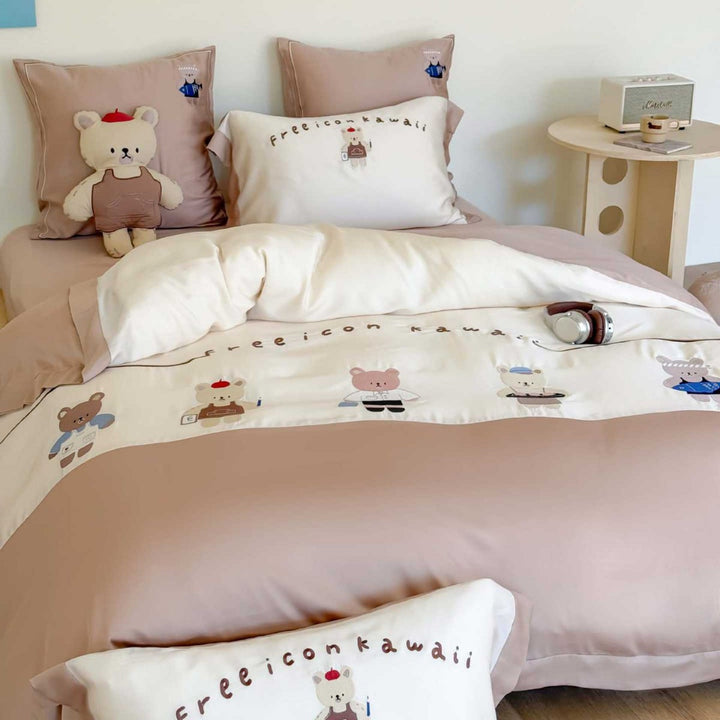 Cotton satin bedding set with embroidered bear appliqués and hotel closure