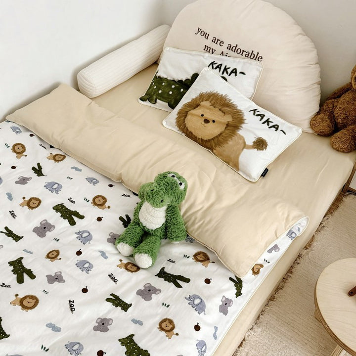 Children's bedding set in futon style with embroidered puppy motifs and cuddle pillow
