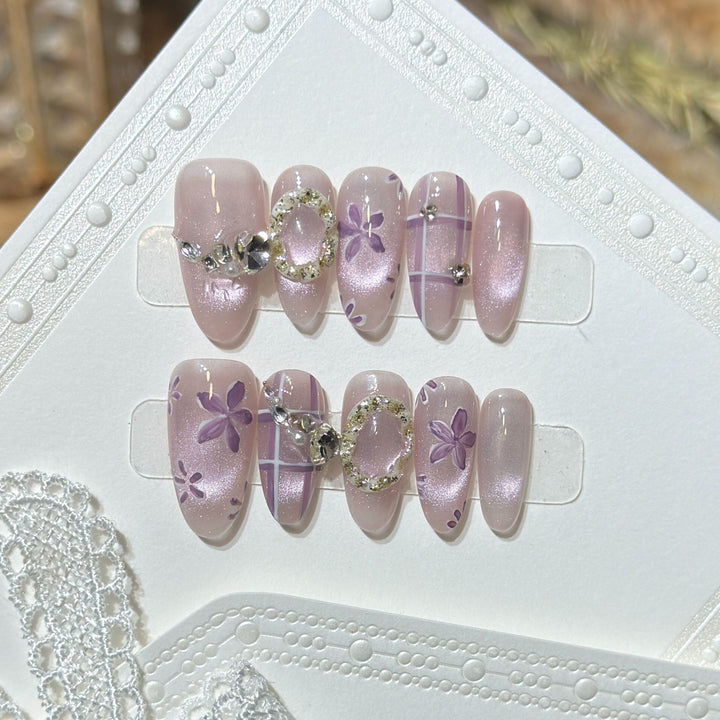Artistic Press-On Nail Set with Floral Accents Stornfield