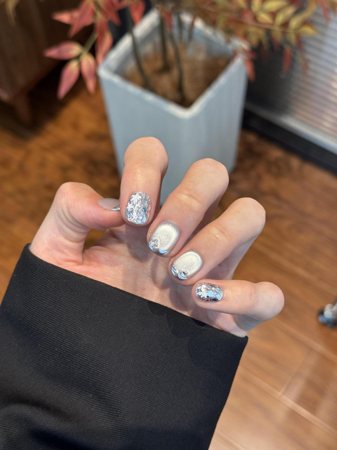 Glamorous artificial nails with radiant metallic finish Stornfield