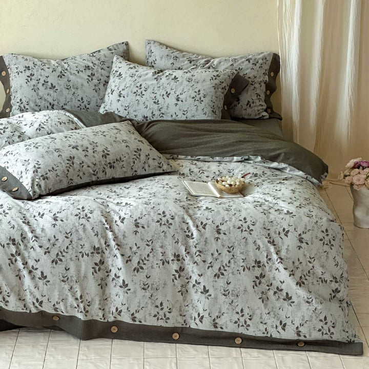 Reversible bedding set made of cotton-linen mix with floral print and wooden button closure