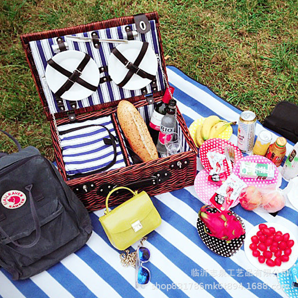 Women's luxurious picnic basket with integrated dish set and insulated cooling function Stornfield