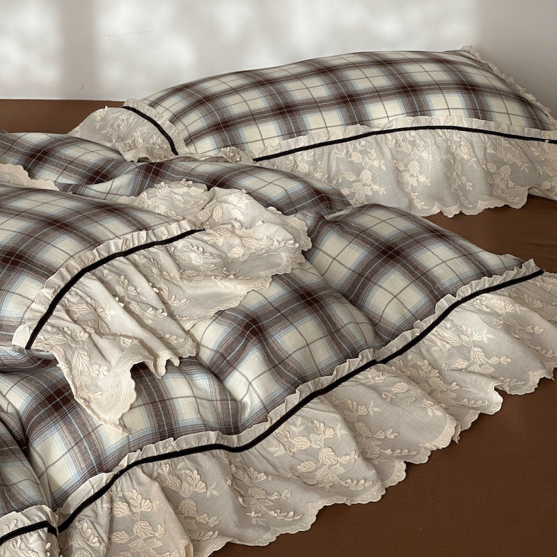 Bedding set made of cotton percale with vintage check and embroidered ruffle
