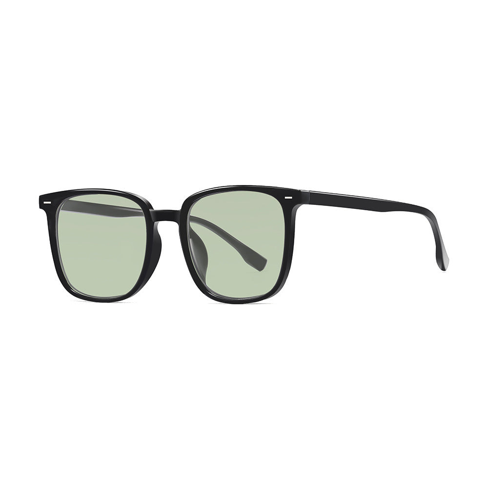 Women's sunglasses in a modern square style with special UV protection lenses Stornfield