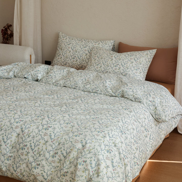 Cotton satin bedding set with fine watercolor floral pattern and soft touch