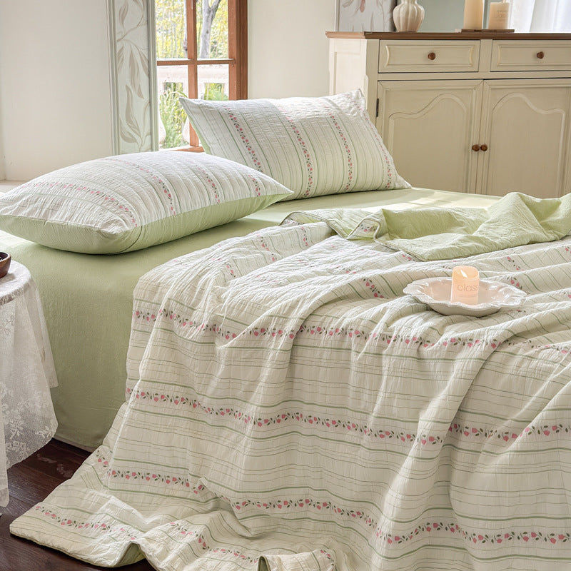 Quilt set in quilted cotton muslin with reversible function, delicate floral print and matching fitted sheet