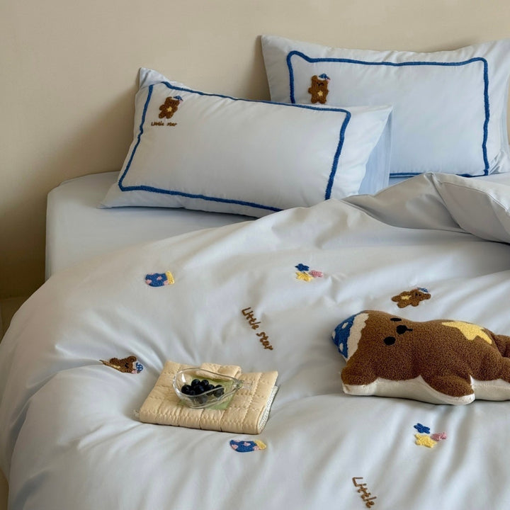 Children's bedding set with chenille teddy embroidery and contrast piping