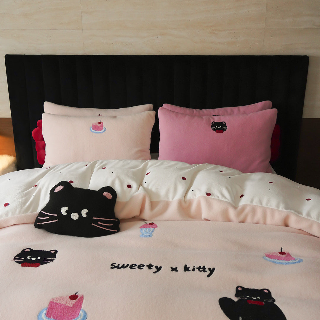 Bedding set with embroidered puppy motifs and soft fleece