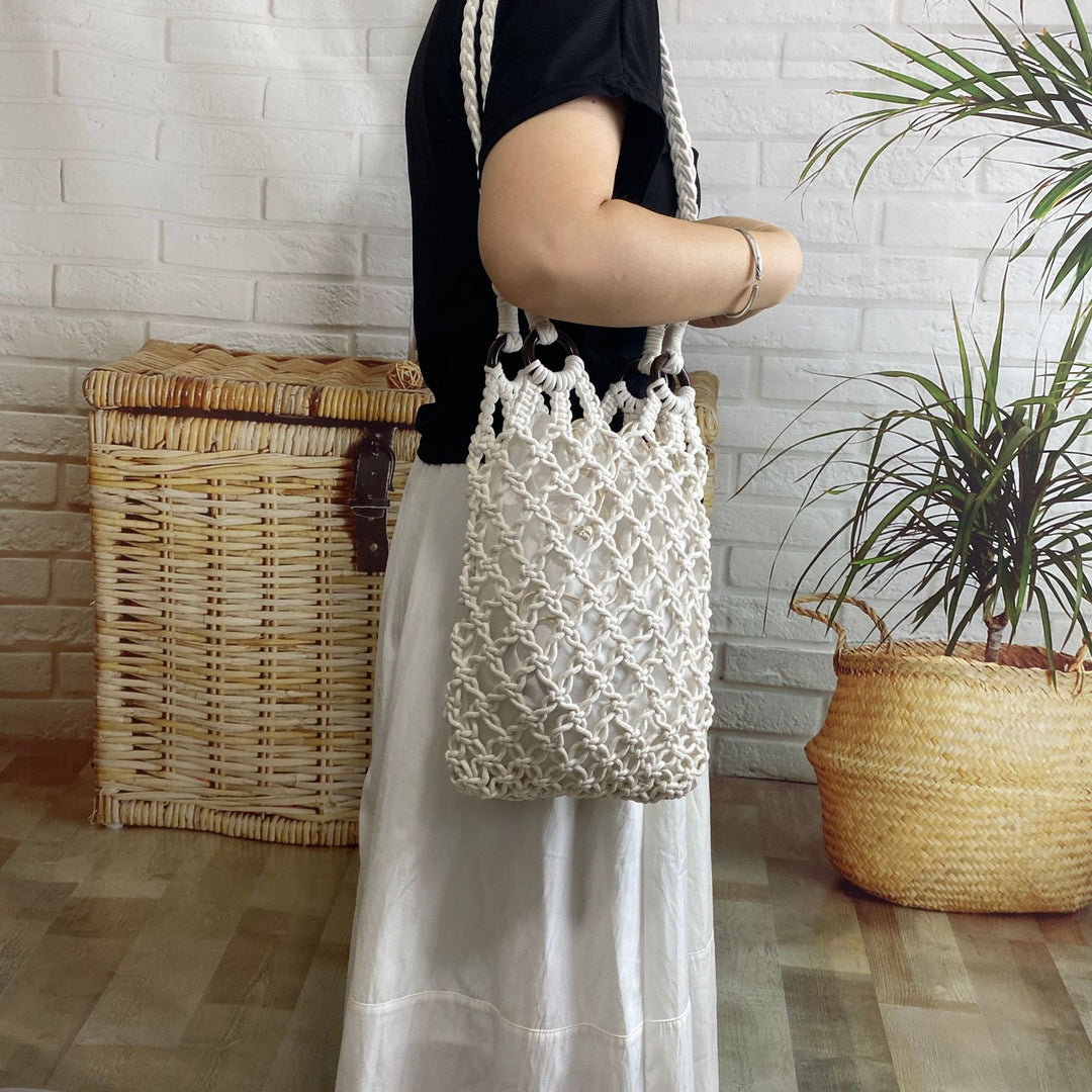 Hand-knotted mesh bag with decorative wooden rings Stornfield