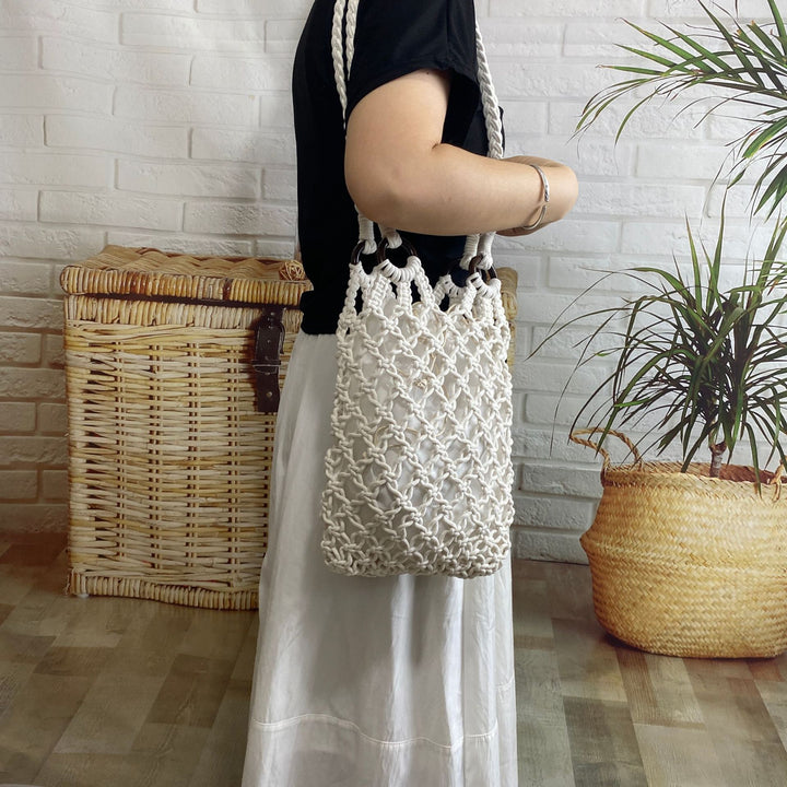 Hand-knotted mesh bag with decorative wooden rings Stornfield