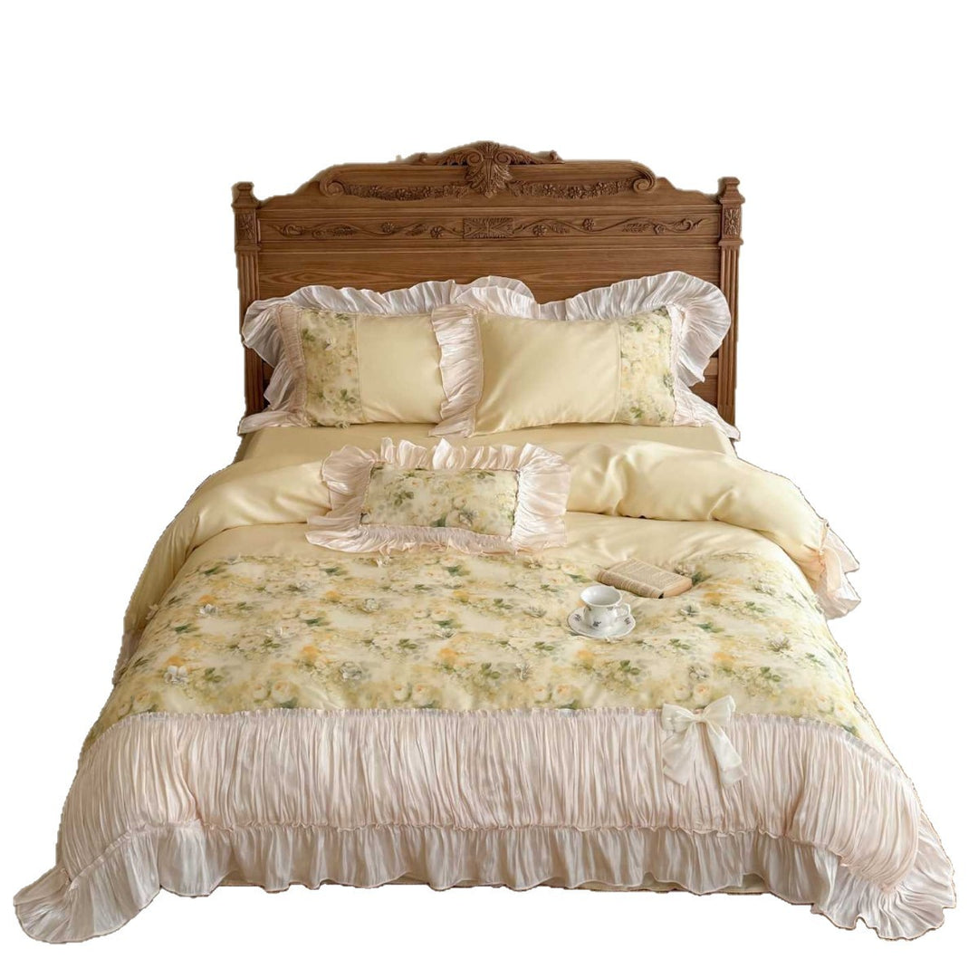 Romantic ruffled bedding set made of satin with floral pattern and ruffle