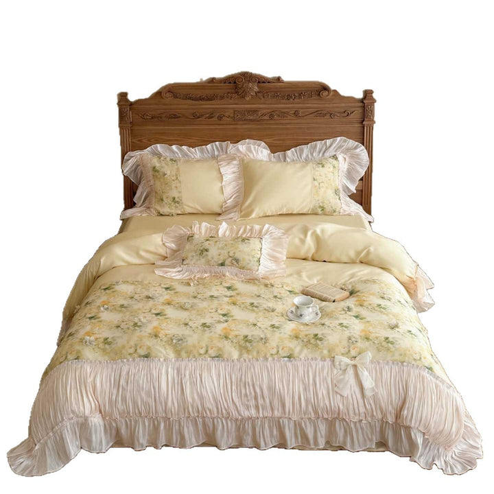 Romantic ruffled bedding set made of satin with floral pattern and ruffle