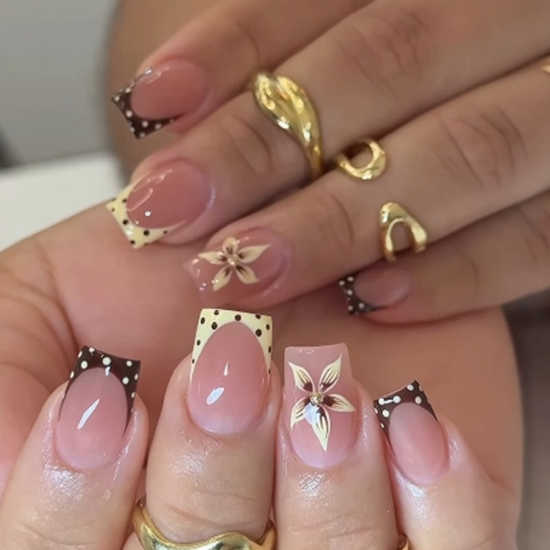 Artificial nails with trendy designs Stornfield
