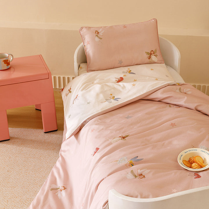 Children's bedding set with heavenly watercolor planet and cloud design made of cotton satin