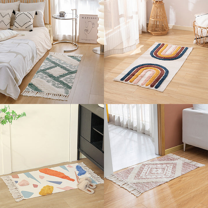 Hand-tufted cotton bath mat with botanical pattern and decorative fringes