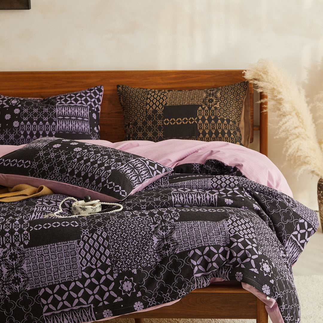 Patchwork bedding set made of cotton blend with reversible function and light quilting