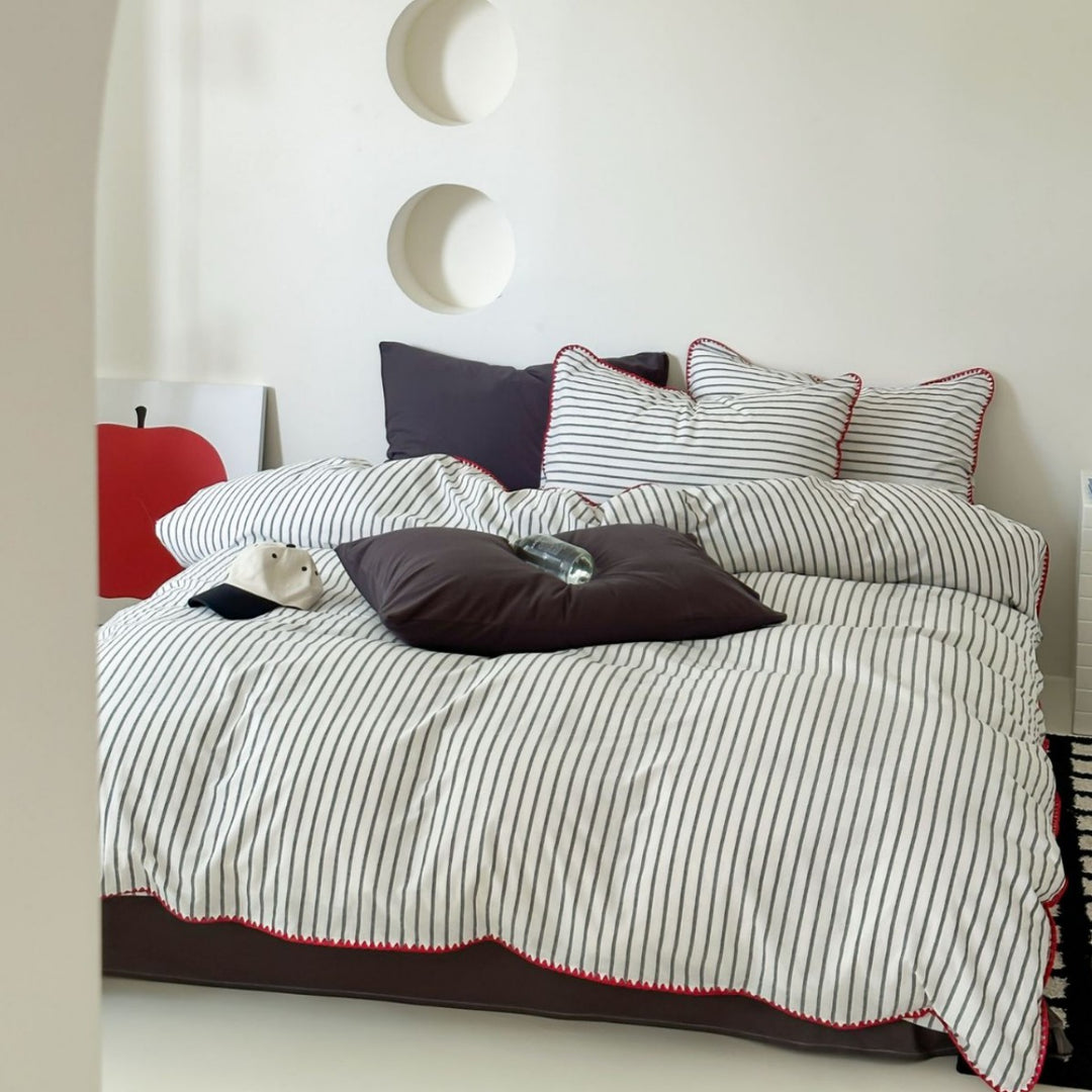 Striped bedding set made of cotton satin with ruffled edges and reversible function
