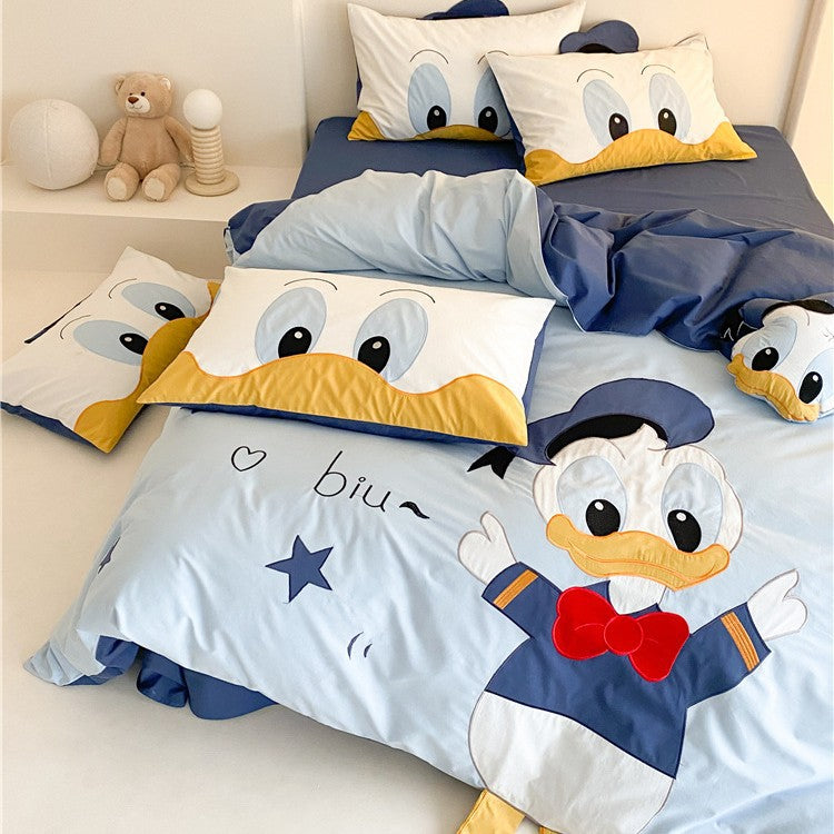 Children's bedding set with three-dimensional tiger applique and ear pillow