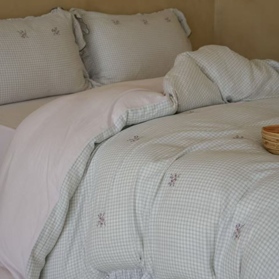 Quilted bedding set made of cotton blend with gingham check and delicate floral embroidery