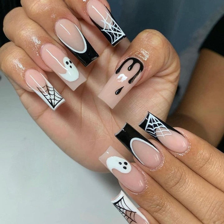 Holiday-Themed Press-On Nail Art Stornfield