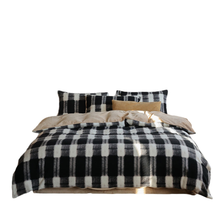 Cozy plaid-pattern bedding and throw blanket set made of microfleece with reversible function