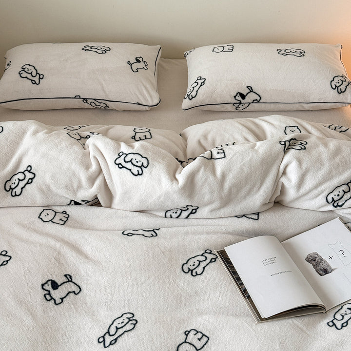 Luxurious velvet bedding set with leopard pattern