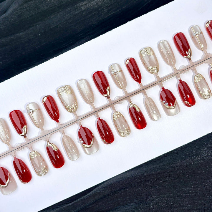 Artificial nails with elegant gold accent Stornfield
