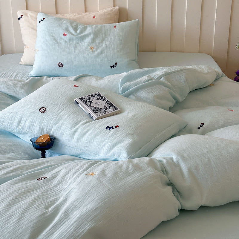 Bedding set made of cotton muslin with subtle embroidery patterns and extra-soft quilted texture