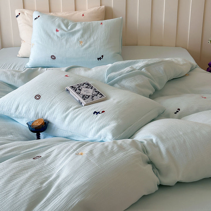 Bedding set made of cotton muslin with subtle embroidery patterns and extra-soft quilted texture