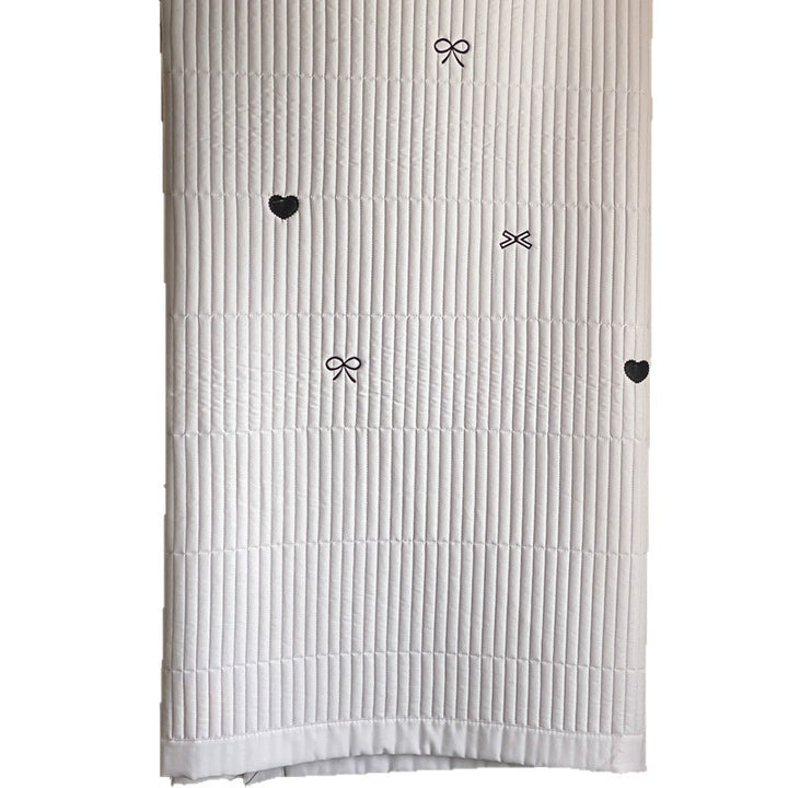 Quilted bedding set made of fine cotton blend with embroidered heart and bow motifs