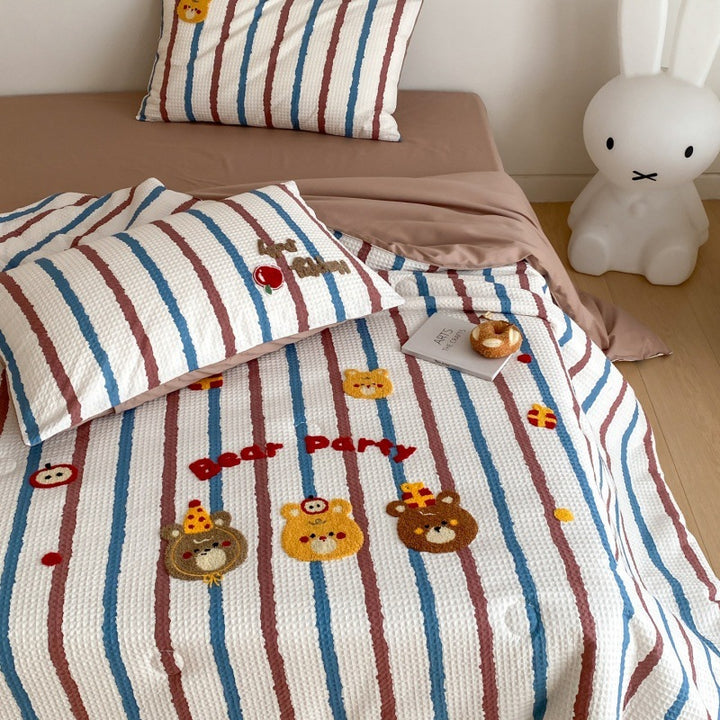 Waffle texture bedspread for children with embroidered animal and apple appliques