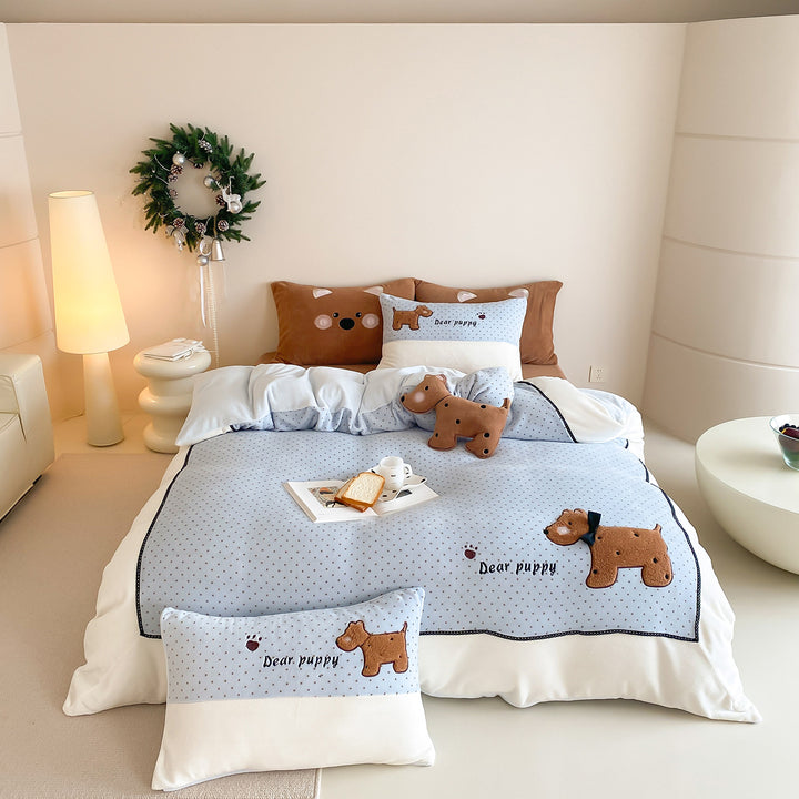 Children's bedding set with quilted reversible cover and appliquéd dog motif