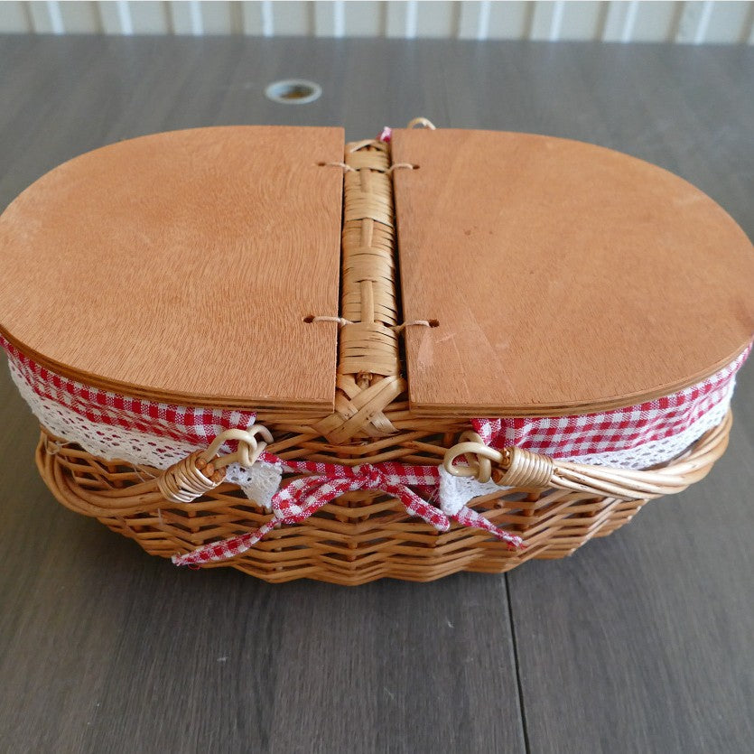 Women's picnic basket with practical wooden lid and stylish inner lining Stornfield