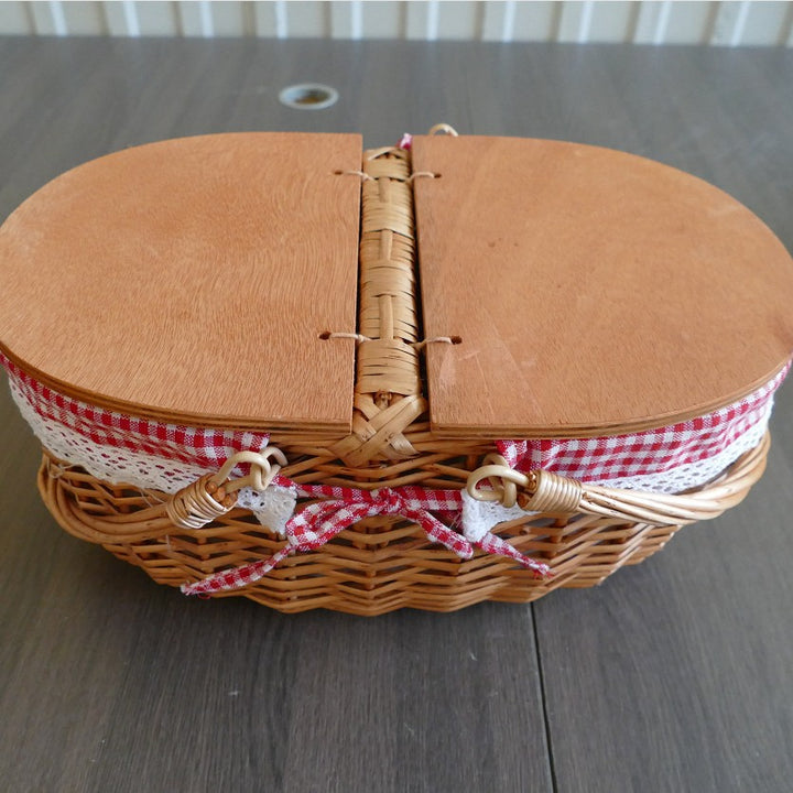 Women's picnic basket with practical wooden lid and stylish inner lining Stornfield