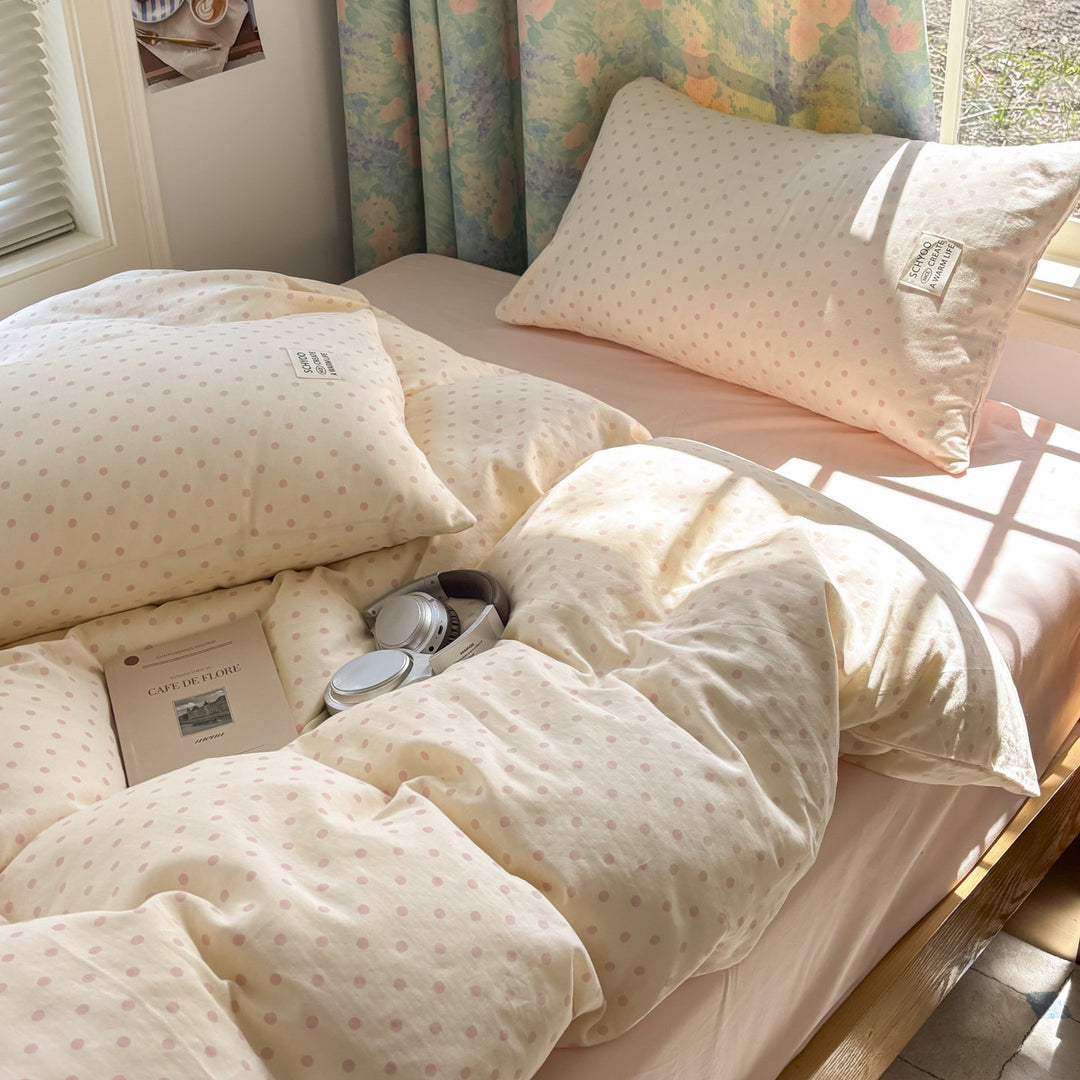 Dotted bedding set made of soft cotton satin with pillow and duvet cover