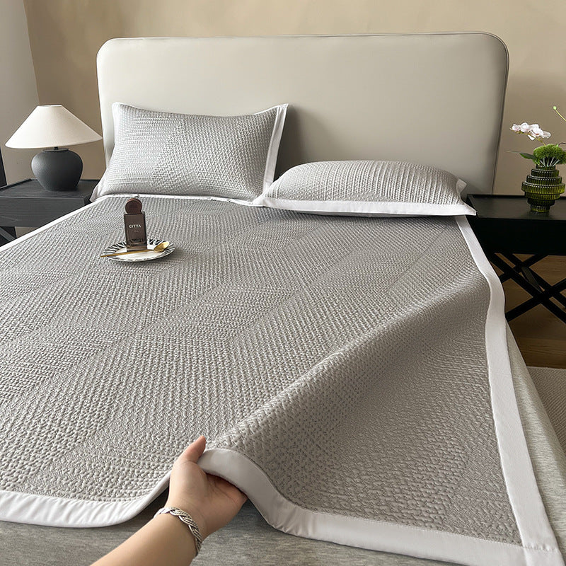 Quilted summer bedspread with breathable microfiber and fine piping