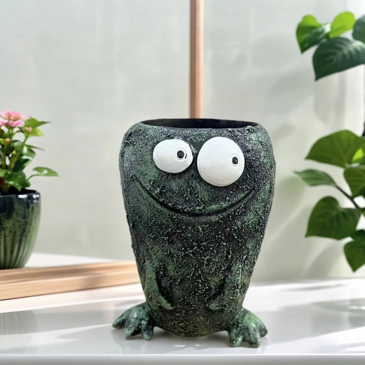 Decorative plant pot in frog design Stornfield