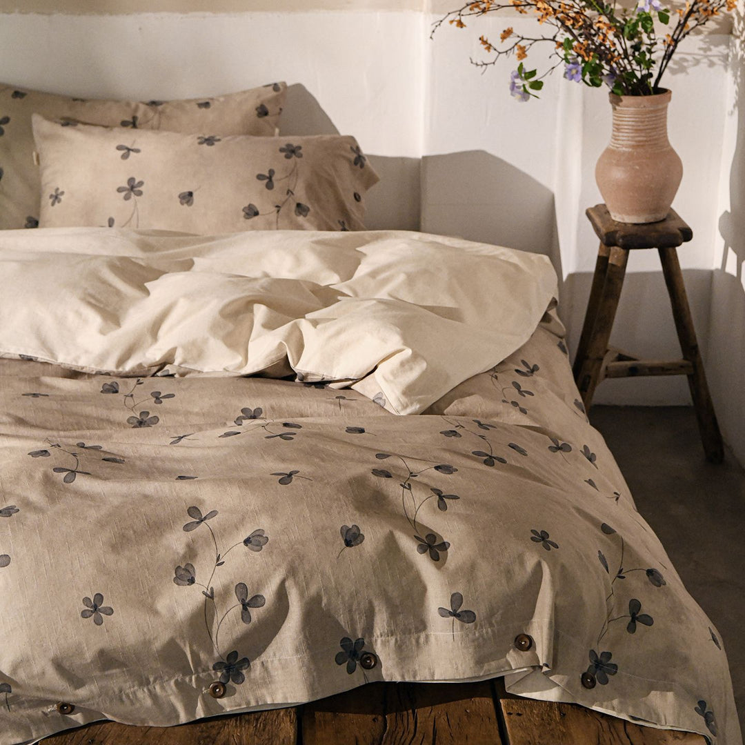 Luxurious bedding set made of cotton satin with floral watercolor pattern reversible duvet cover with button closure and pillowcases
