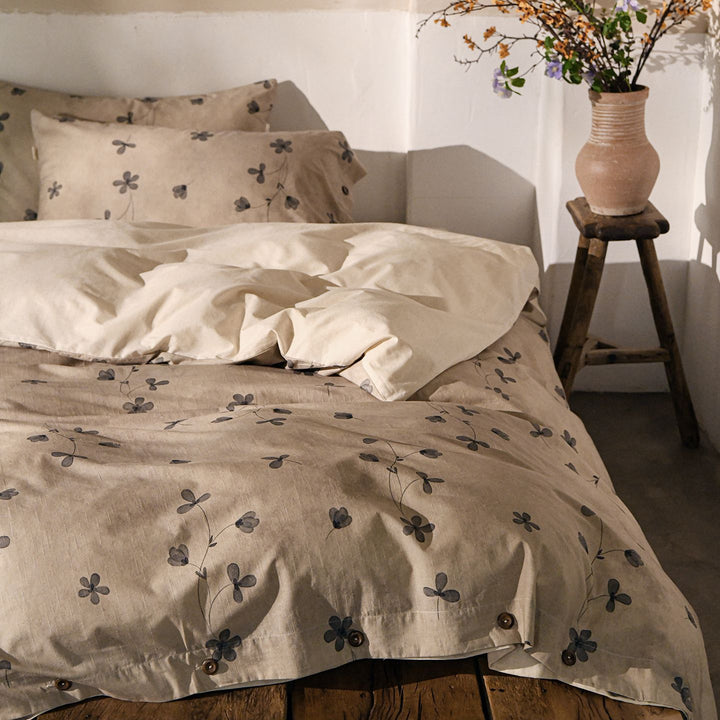 Luxurious bedding set made of cotton satin with floral watercolor pattern reversible duvet cover with button closure and pillowcases