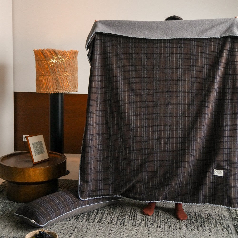 Reversible cuddly blanket made of checkered flannel with soft fleece lining