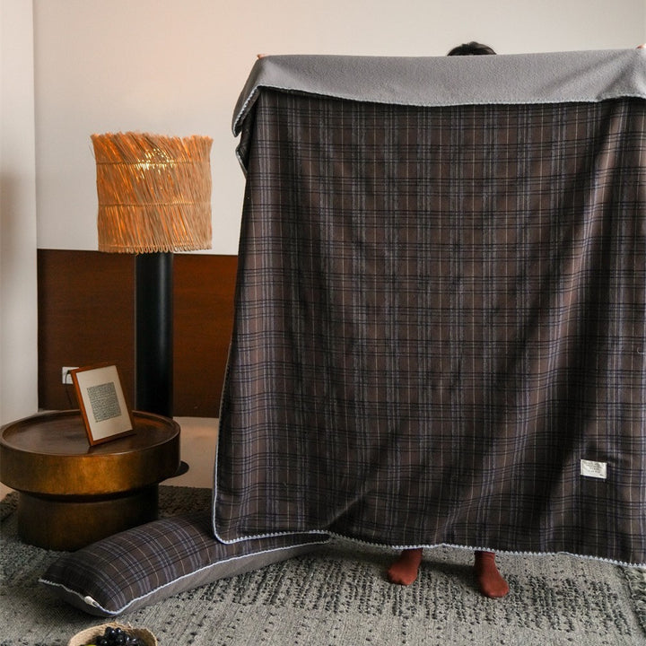 Reversible cuddly blanket made of checkered flannel with soft fleece lining